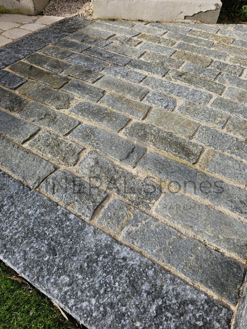 image pavé pierre naturelle luserne boutisse image pavé pierre naturelle luserne boutisse magasin pierre naturelle alpes maritimes mineral stones pierre de parement dallage dalle parements travertin light mix premier choix vente achat pierre dans les Alpes-Maritimes Côte d'Azur naturelle Mineral Stones Alpes-Maritimes Nice Cannes Cagnes-sur-Mer Saint-Tropez 06 83