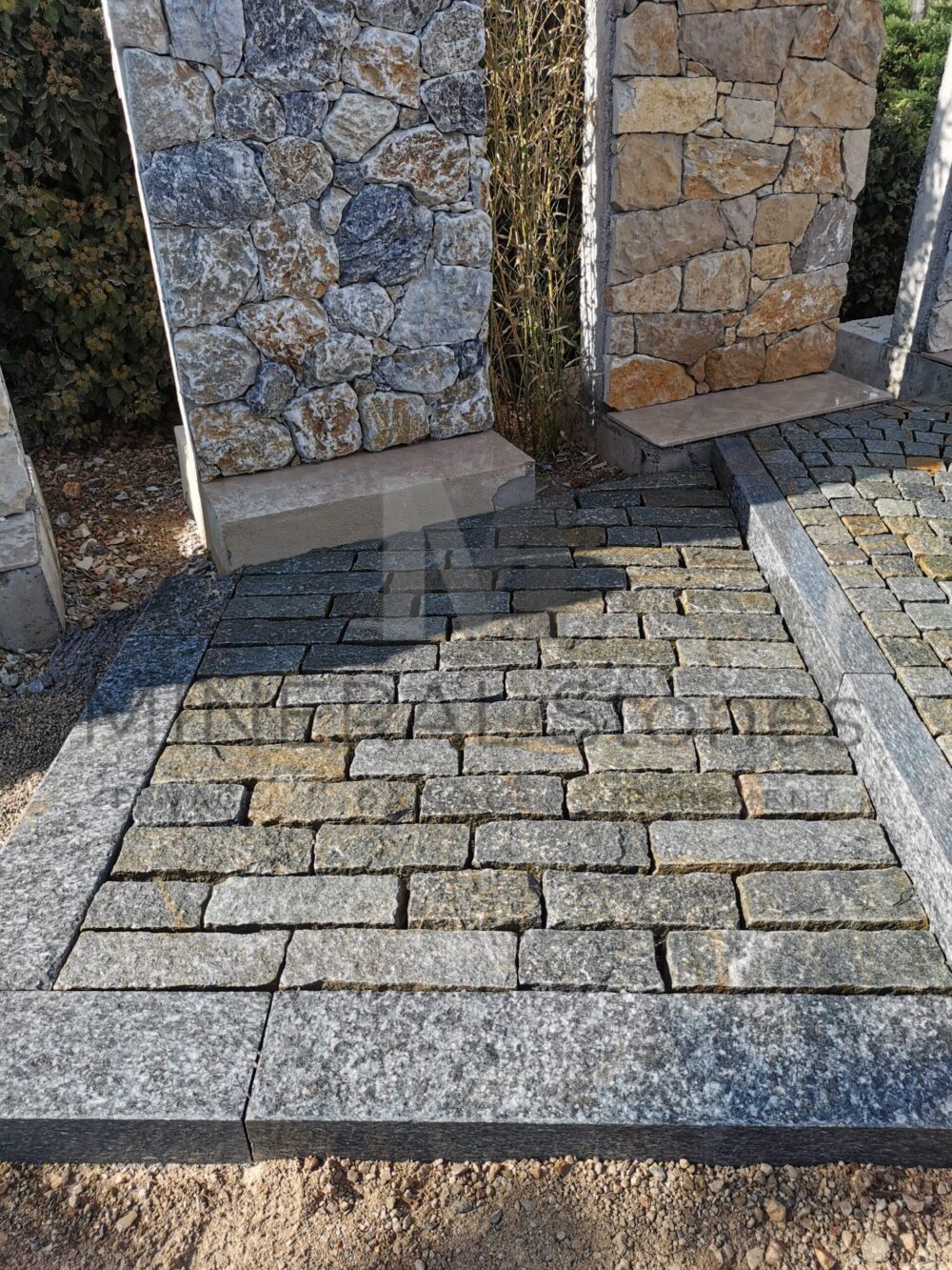 image pavé pierre naturelle luserne boutisse image pavé pierre naturelle luserne boutisse magasin pierre naturelle alpes maritimes mineral stones pierre de parement dallage dalle parements travertin light mix premier choix vente achat pierre dans les Alpes-Maritimes Côte d'Azur naturelle Mineral Stones Alpes-Maritimes Nice Cannes Cagnes-sur-Mer Saint-Tropez 06 83