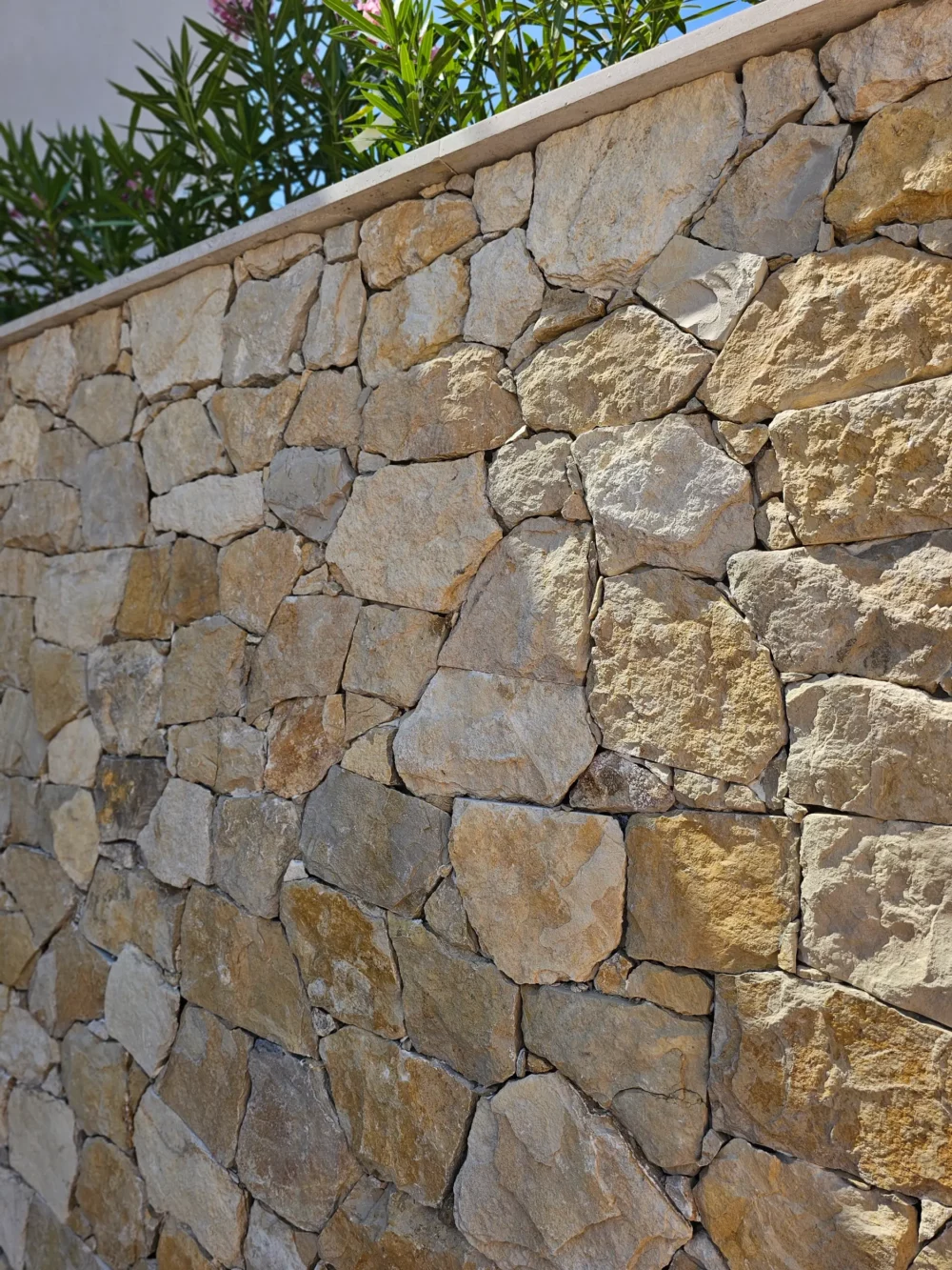 parement en pierre façade en pierre naturelle sobra www.mineralstones.fr Nice Cannes Antibes