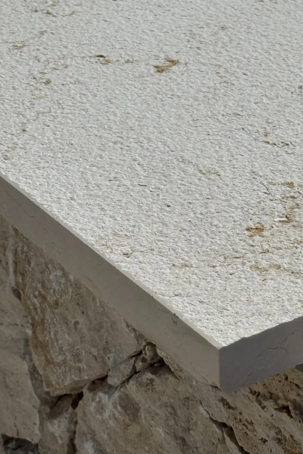 appui de fenetre seuil de porte couvertine en pierre finition Rustique www.mineralstones.fr Nice Cannes Antibes Cagnes-sur-Mer Villeneuve-Loubet