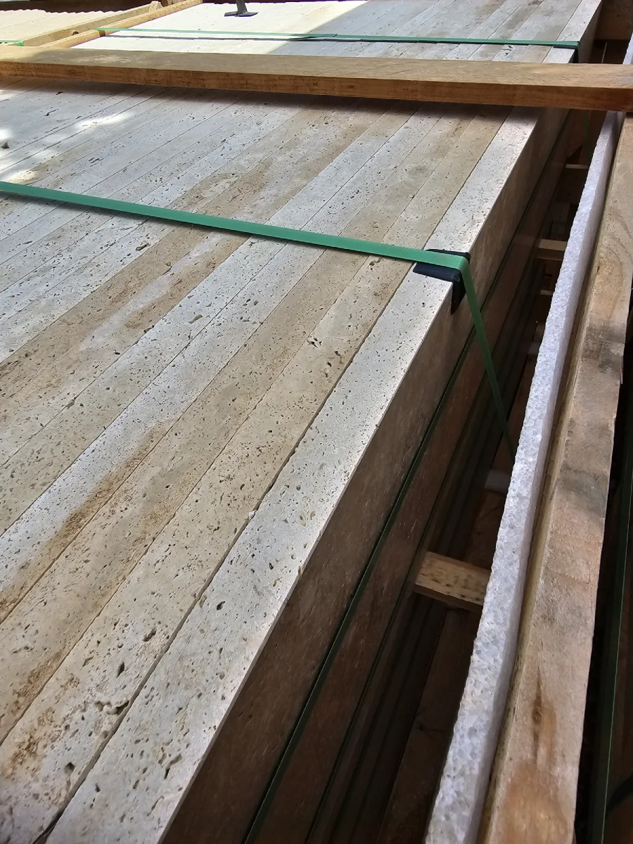 Seuil de pierre Travertin Appui de fenêtre Margelle de piscine Mineral Stones Magasin pierre naturelle Nice Cannes Antibes Cagnes-sur-Mer Monaco Var Saint-Tropez Marches d'escaliers