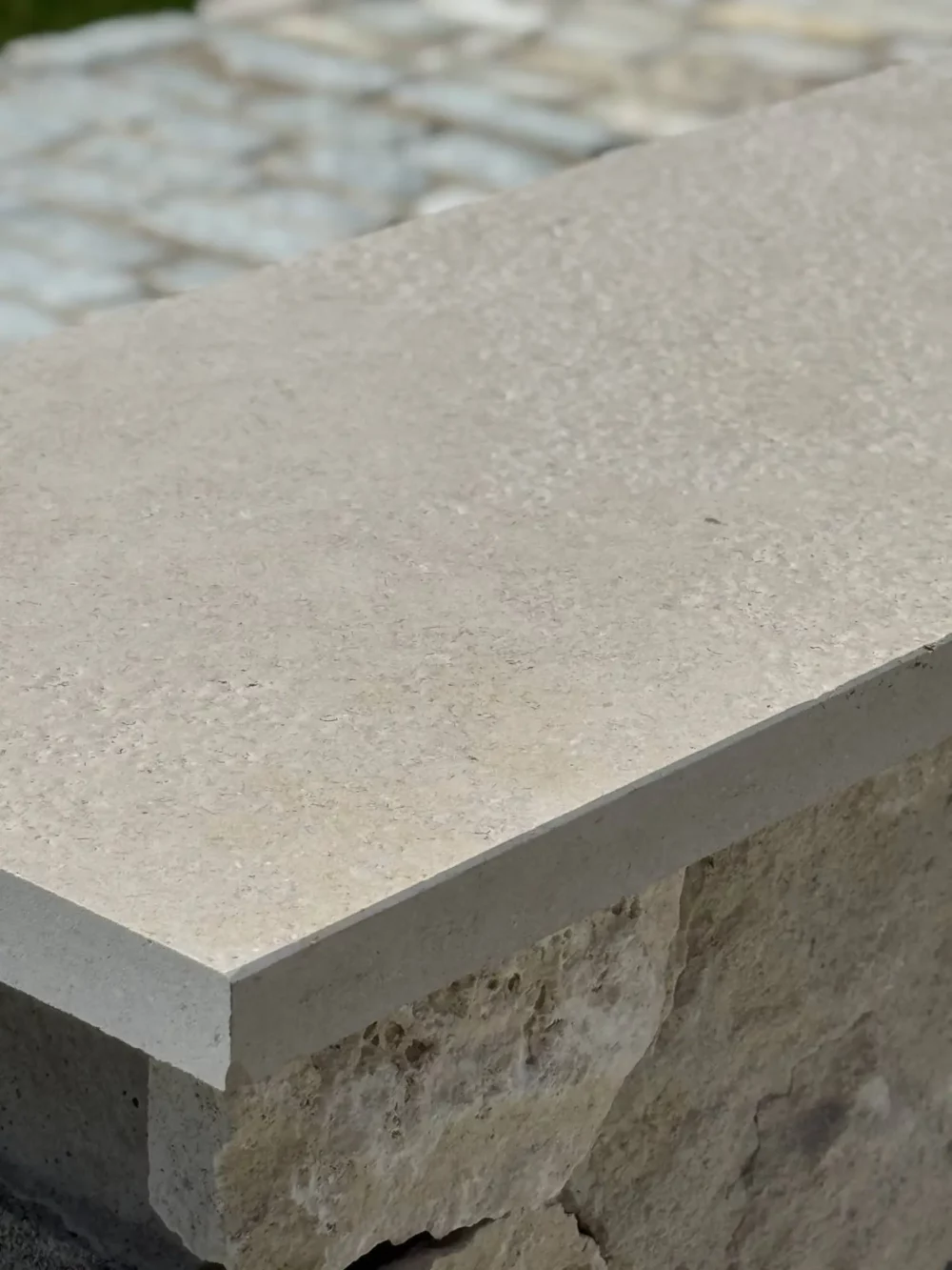 couvertine en pierre Siana Beige finition Brossée www.mineralstones.fr Nice Cannes Antibes Cagnes-sur-Mer