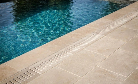 margelle de piscine livraison en france sous 72 heures rebord de piscine pierre naturelle bord de piscine en pierre www.mineralstones.fr Cannes Antibes Nice Cagnes-sur-Mer