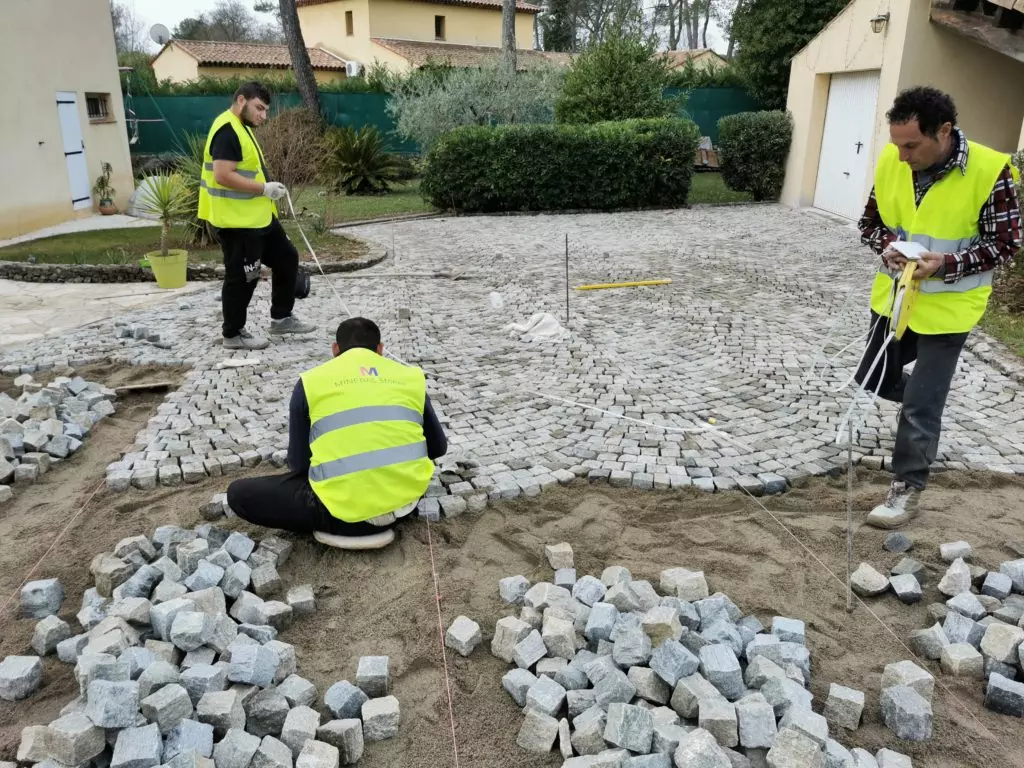 image pose pavés sur Nice pavé granit mineral stones magasin pierre naturelle granit porphyre terrasses carrossables nice cannes antibes cote azur alpes-maritimes