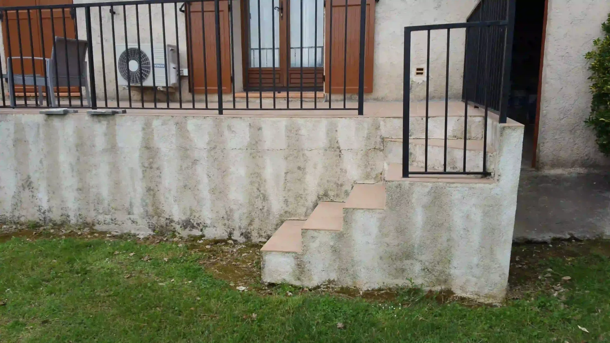 image escalier mur parement pose pierre par Mineral Stones dans les Alpes-Maritimes (06) Nice Cannes Antibes Monaco Mandelieu Saint-Laurent du Var 06600