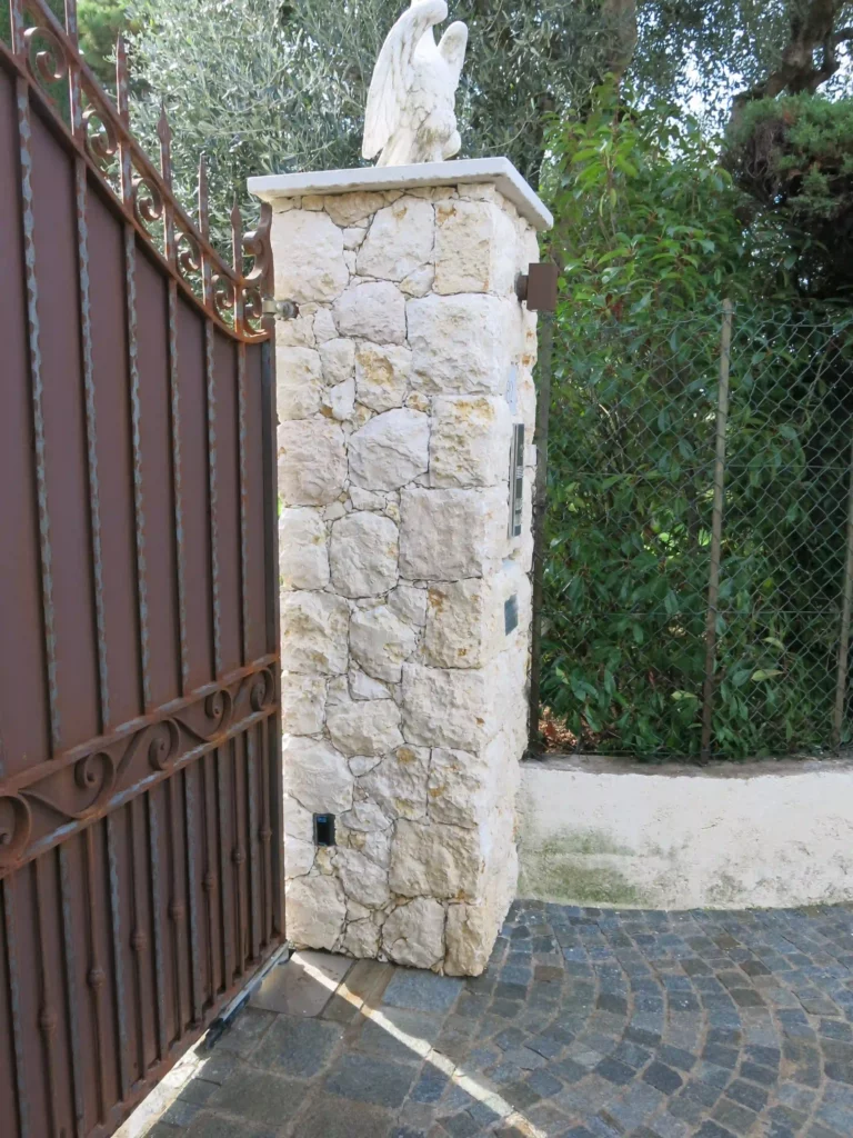image pose parement muraux dans les Alpes-Maritimes dans le 06 par l'équipe Mineral Stones spécialiste de la pose de parements muraux dans la région Nice Antibes Monaco