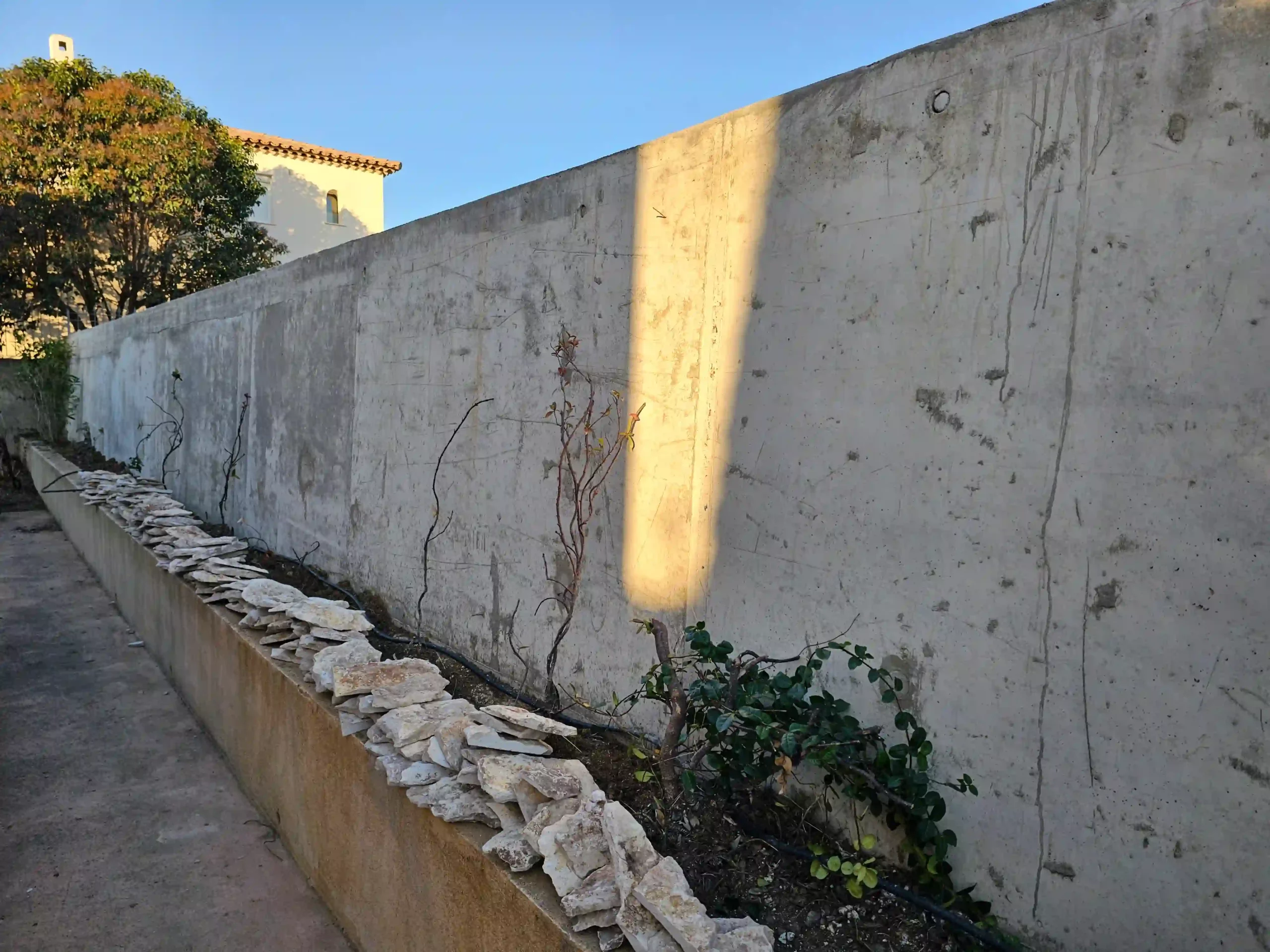 image mur avant la pose de pierre de parement par Mineral Stones en joints mortiers dans les Alpes-Maritimes Nice Cannes Cagnes-Sur-Mer dans le 06