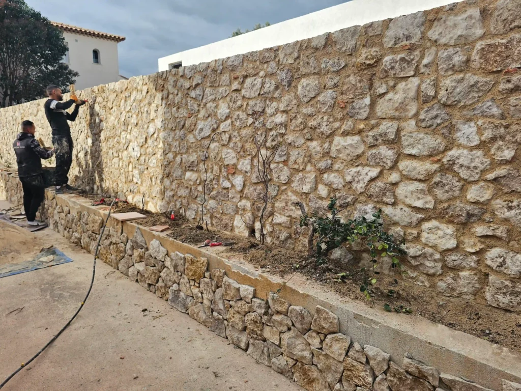 image pose pierre de parement joints mortiers par Mineral Stones équipe spécialisée dans la pose de parements muraux Nice Cannes Monaco Alpes-Maritimes