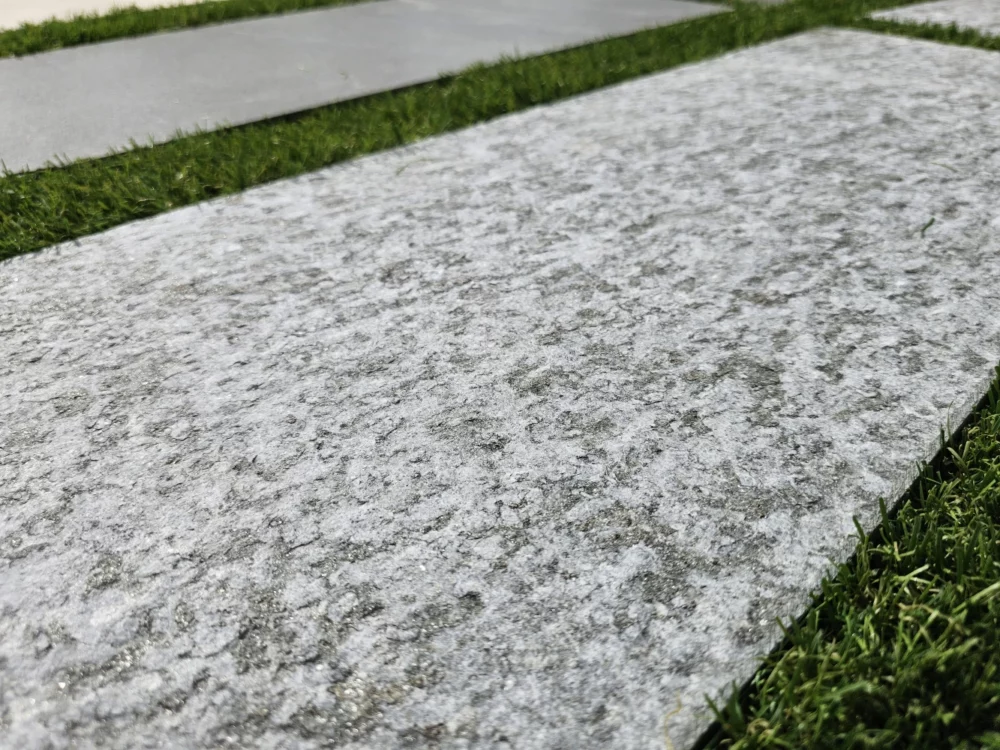 Pas Japonais Luserne 100 x 33 x 3cm Dalle de jardin en pierre naturelle www.mineralstones.fr Cannes Antibes Cagnes-sur-Mer Villeneuve-Loubet