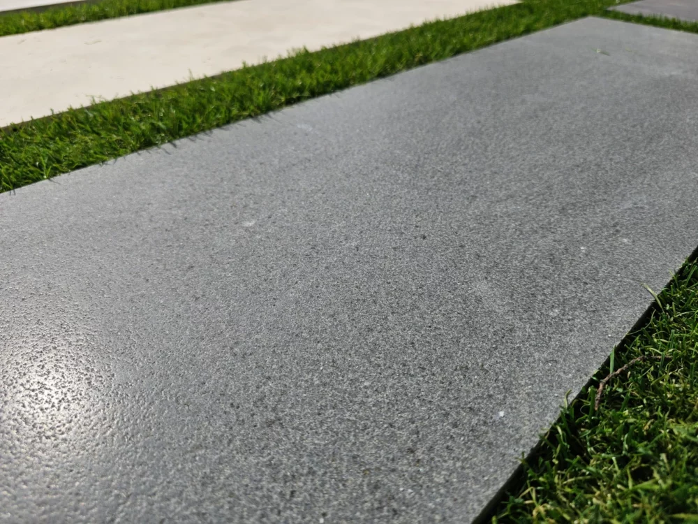 Pas Japonais en pierre Basalt 100 x 33 x 3cm pierre naturelle Dalle en jardin www.mineralstones.fr