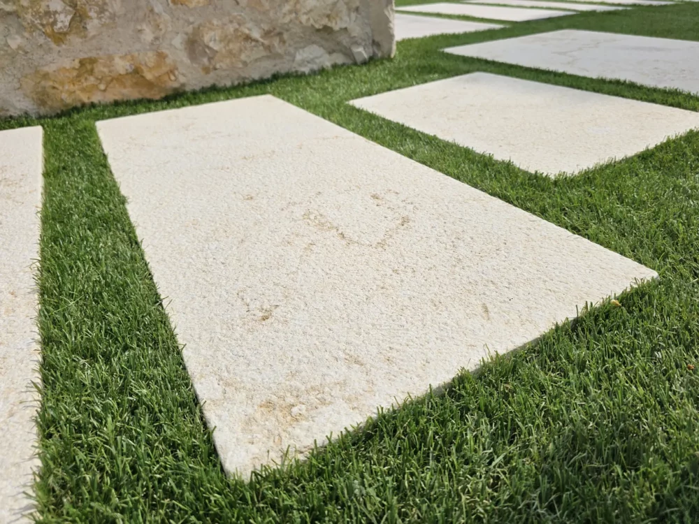Pas Japonais en pierre Selena 120 x 40 x 3 Rustique www.mineralstones.fr Nice Cannes Antibes Cagnes-sur-Mer