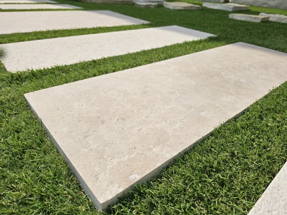 Pas Japonais en pierre Siana beige 100 x 33 x 3 brossée www.mineralstones.fr Cannes Antibes Cagnes-sur-Mer