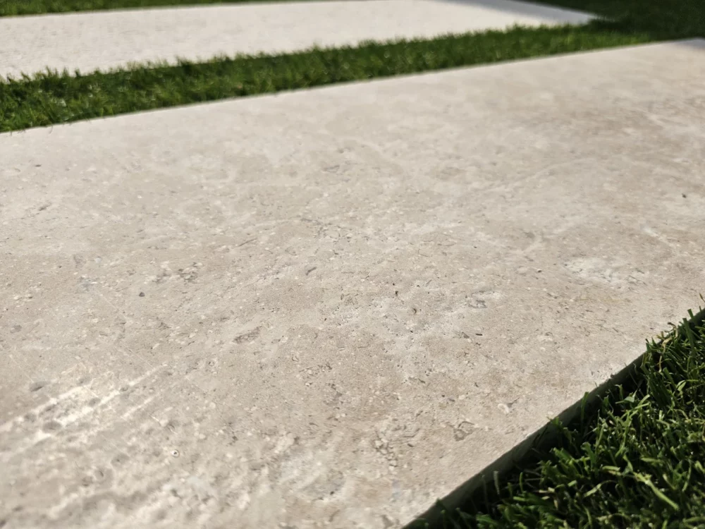 Pas Japonais en pierre Siana beige 100 x 33 x 3 brossée www.mineralstones.fr Nice Cannes Antibes Cagnes-sur-Mer