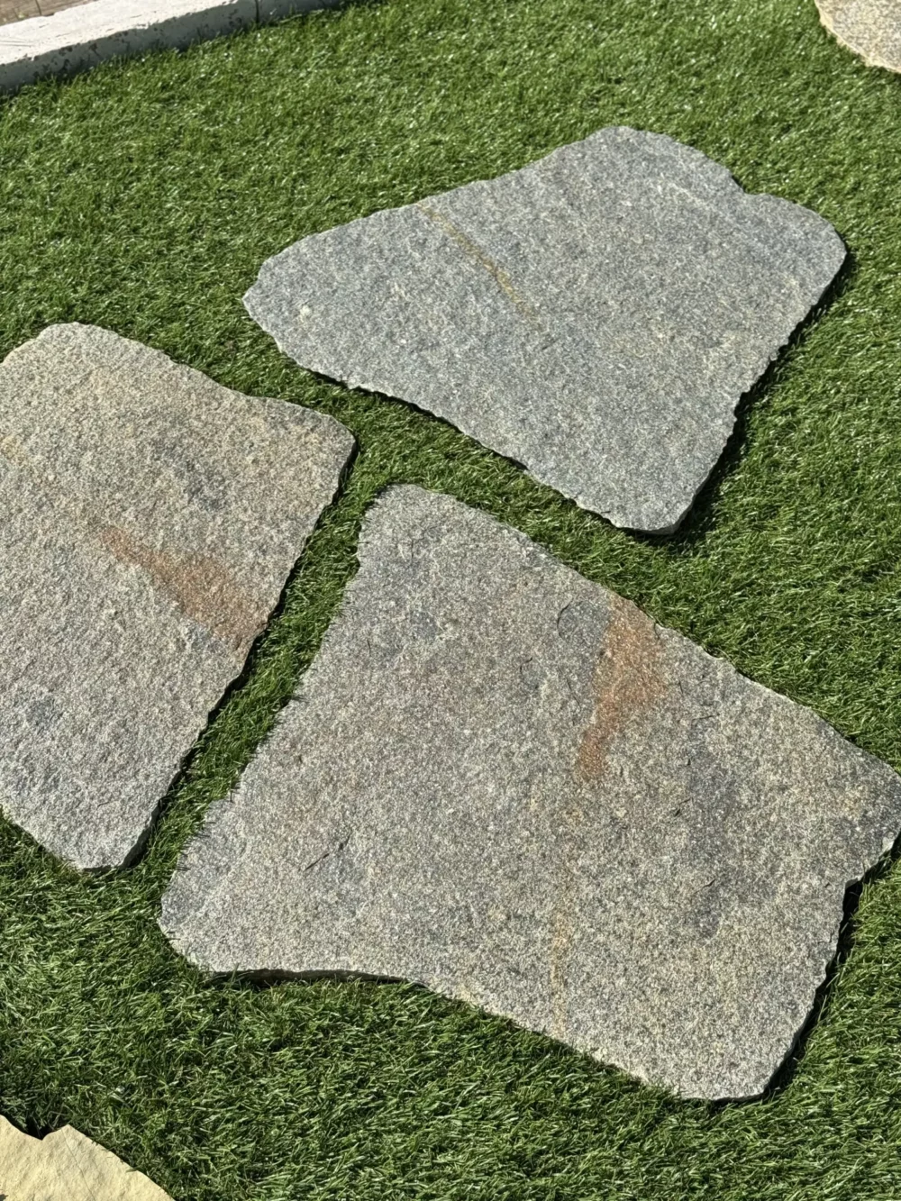 pas japonais en pierre naturelle luserne www.mineralstones.fr irrégulier jardin aménagement Biot Alpes-Maritimes