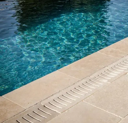 margelle de piscine en vente www.mineralstones.fr Vente en ligne conseils quelle margelle choisir pour son projet article blog Nice Cannes Antibes Cagnes-sur-Mer Vallauris Livraison en France
