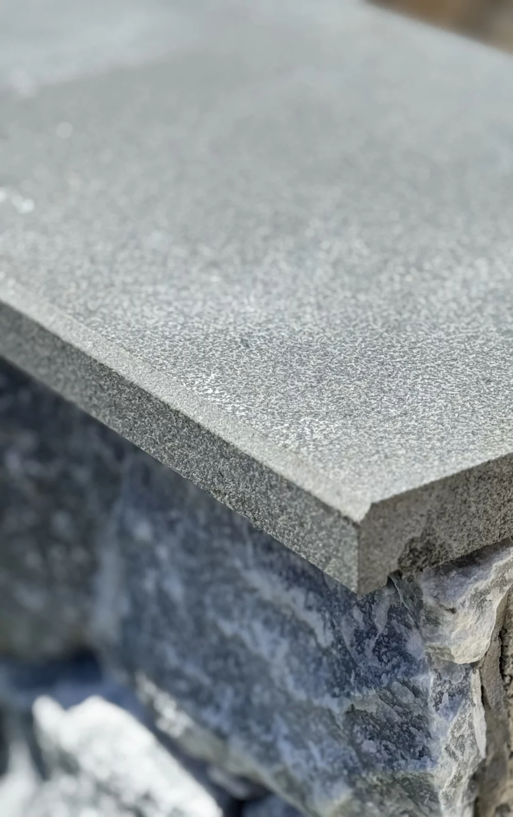 couvertine en pierre Basalt pierre naturelle www.mineralstones.fr Nice Cannes Antibes Cagnes-sur-Mer