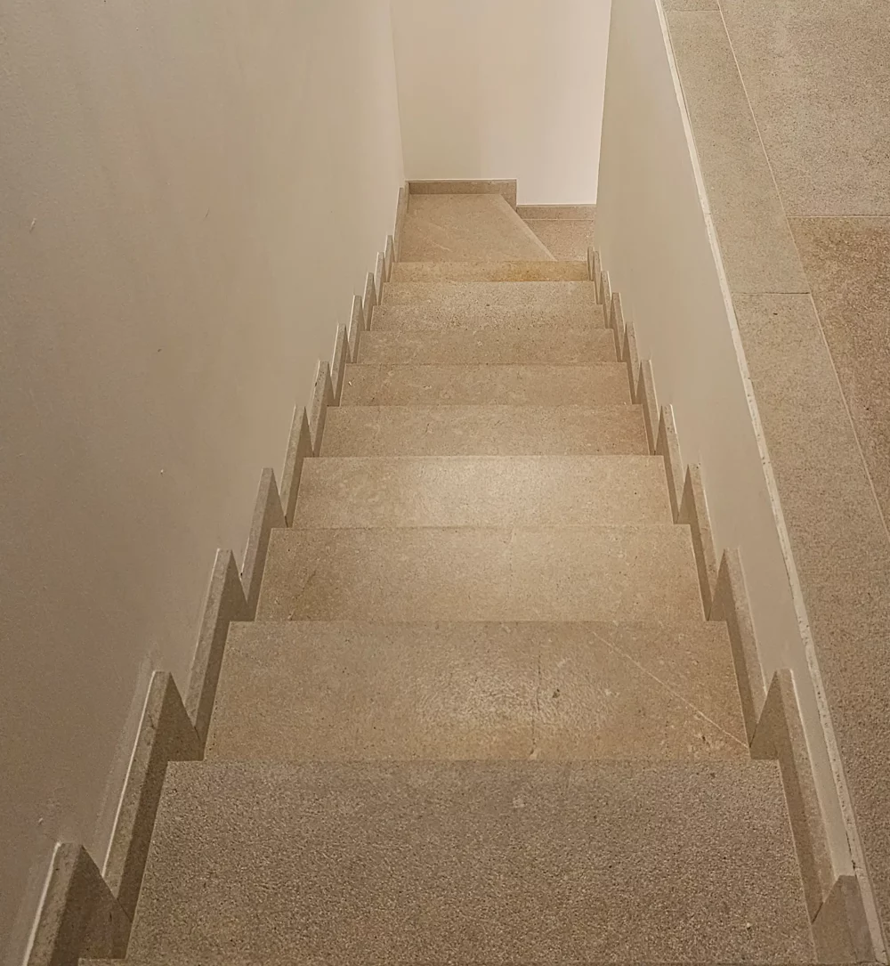 escalier intérieur sablée brossée www.mineralstones.fr Nice Cannes Antibes Cagnes-sur-Mer