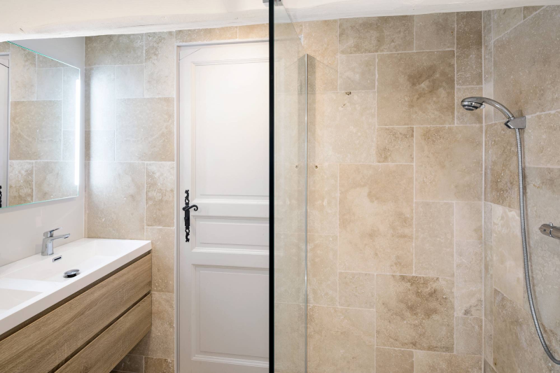 salle de bain travertin pierre naturelle www.mineralstones.fr Cannes Antibes Nice Cagnes-sur-Mer Alpes-Maritimes 06