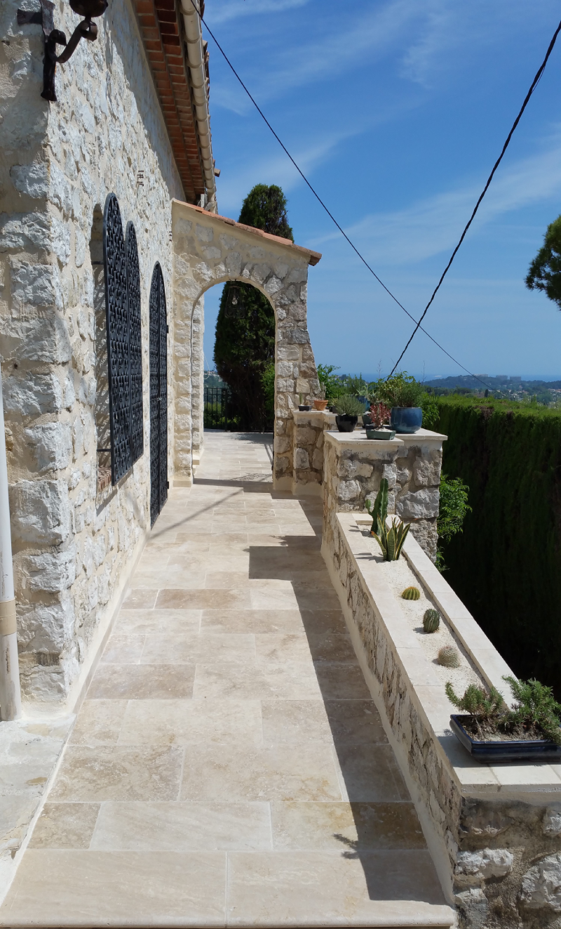 travertin pierre naturelle dallage en pierre dalle en pierre www.mineralstones.fr Cannes Antibes Nice Cagnes-sur-Mer Alpes-Maritimes