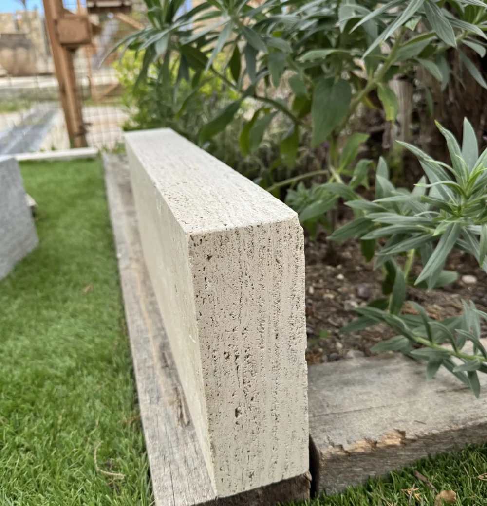Bordure en pierre naturelle Travertin Beige www.mineralstones.fr Nice Cannes Antibes Cagnes-sur-Mer