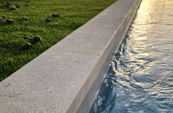 margelle de piscine en pierre bord de piscine rebord de piscine en pierre naturelle www.mineralstones.fr