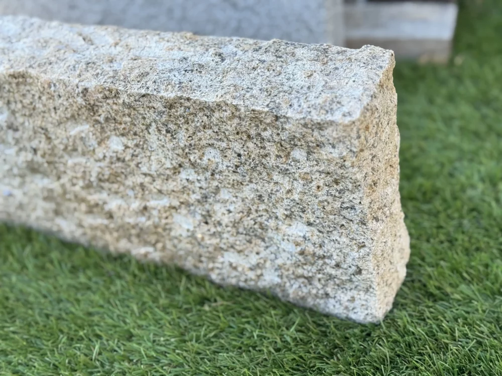 bordure en pierre granit beige www.mineralstones.fr Nice Cannes Antibes Cagnes-sur-Mer (1)