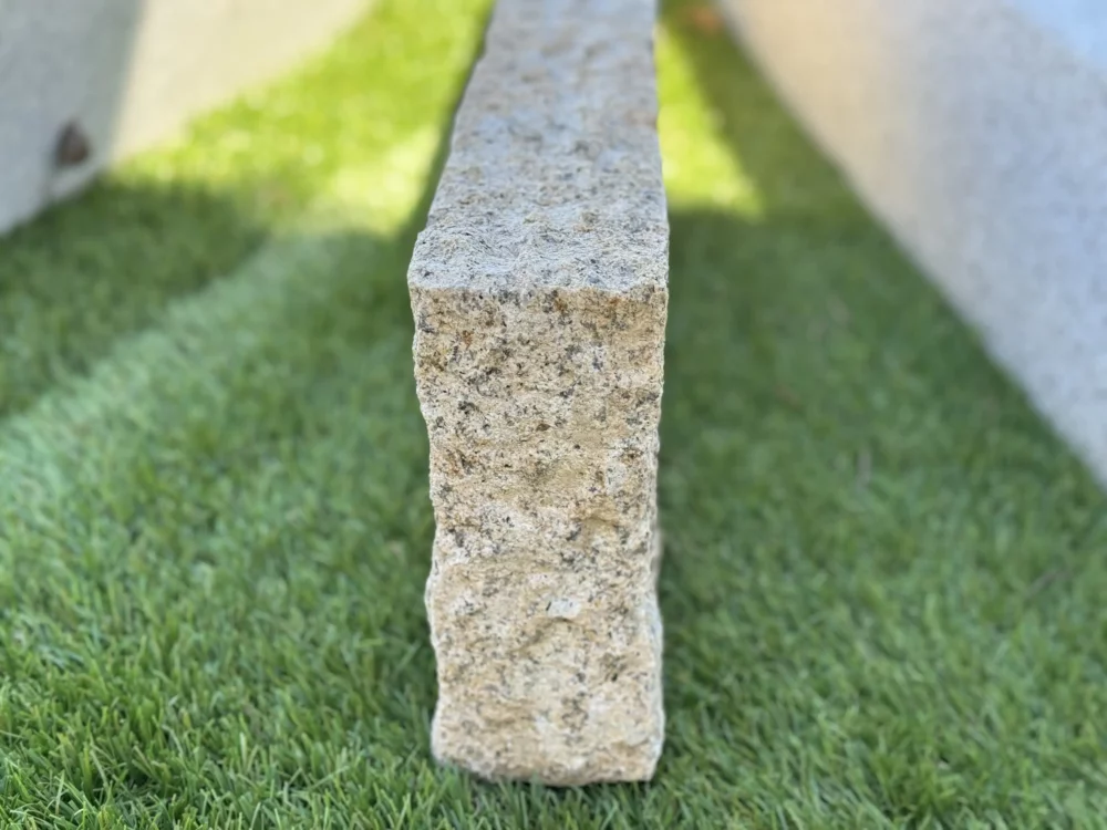 bordure en pierre granit beige www.mineralstones.fr Nice Cannes Antibes Cagnes-sur-Mer