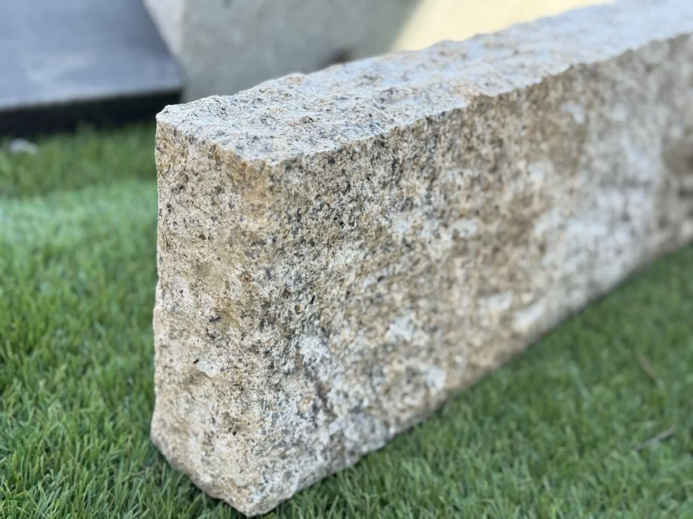 bordure en pierre granit beige www.mineralstones.fr Nice Cannes Cagnes-sur-Mer Biot
