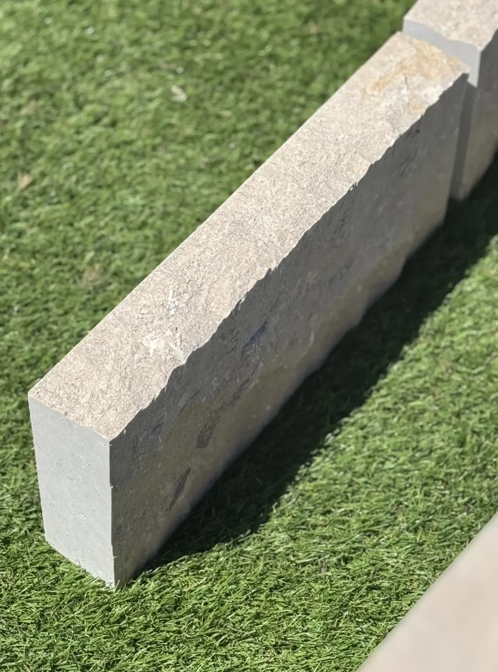 bordure en pierre www.mineralstones.fr Nice Cannes Antibes Cagnes-sur-Mer (1)