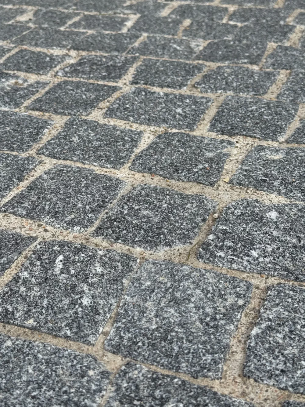 pavage en pierre pavé en granit gris www.mineralstones.fr Nice Cannes Antibes