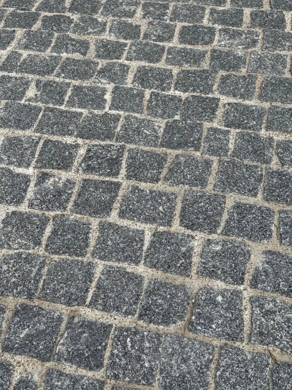 pavé en pierre granit gris anthracite www.mineralstones.fr Nice Cannes Antibes Cagnes-sur-Mer