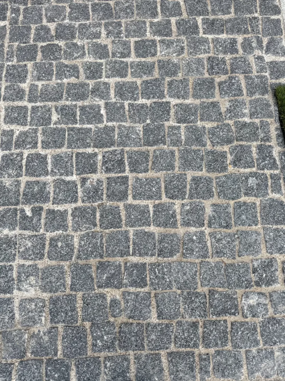 pavé en pierre pavage en pierre granit gris anthracite www.mineralstones.fr Nice Cannes Antibes Cagnes-sur-Mer