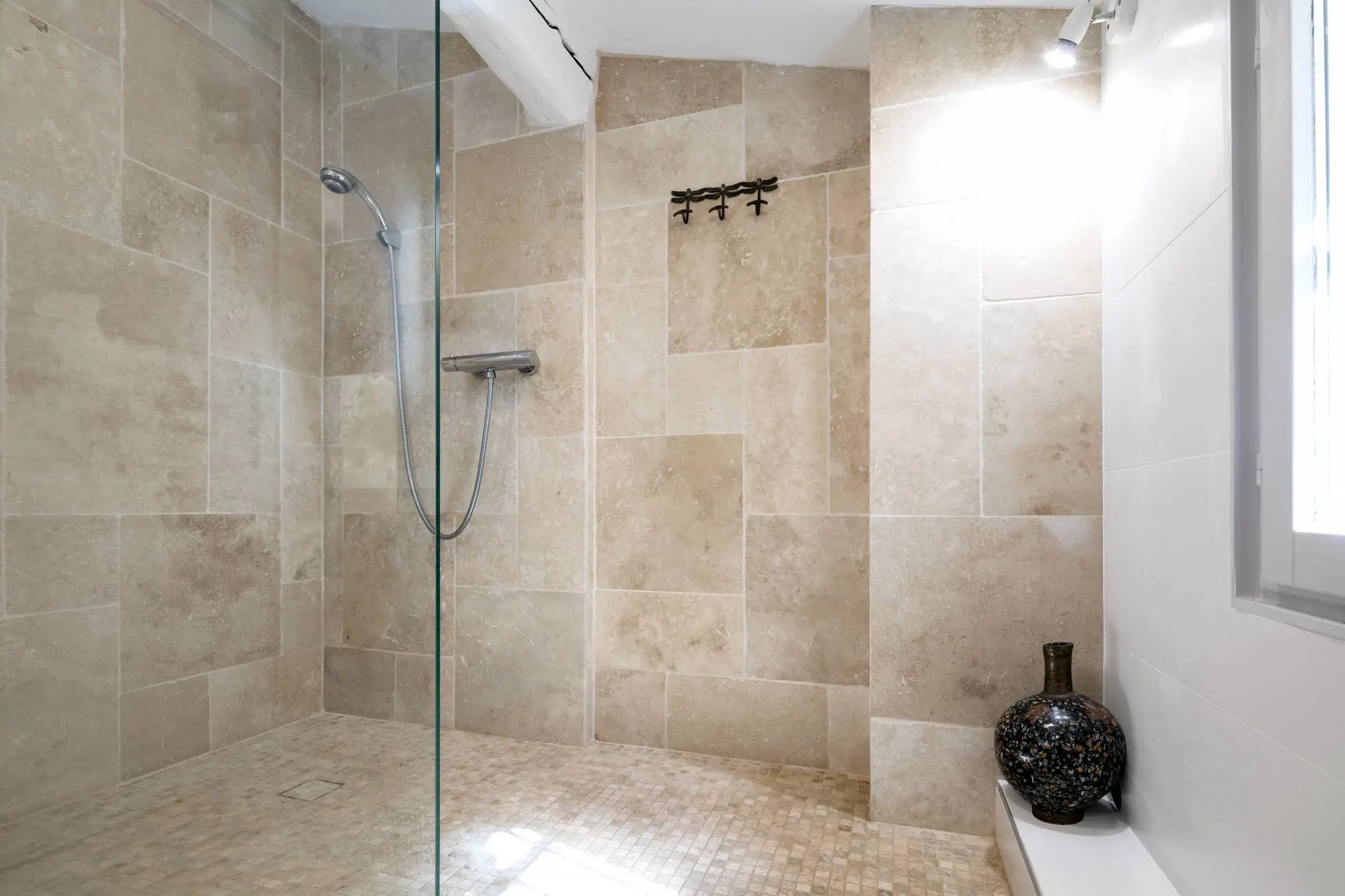 salle de bain bathroom travertin light mix www.mineralstones.fr