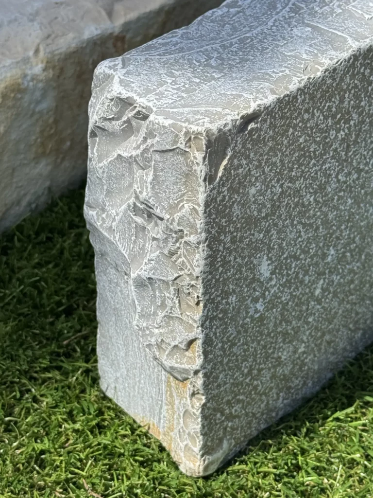 bordure en pierre Luserne www.mineralstones.fr Nice Cannes Antibes Cagnes-sur-Mer livraison en France