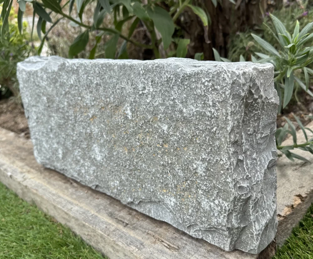 bordure en pierre luserne www.mineralstones.fr Nice Cannes Antibes Alpes-Maritimes