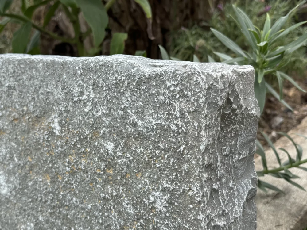 bordure en pierre luserne www.mineralstones.fr Nice Cannes Antibes Cagnes-sur-Mer Nice Cannes Antibes
