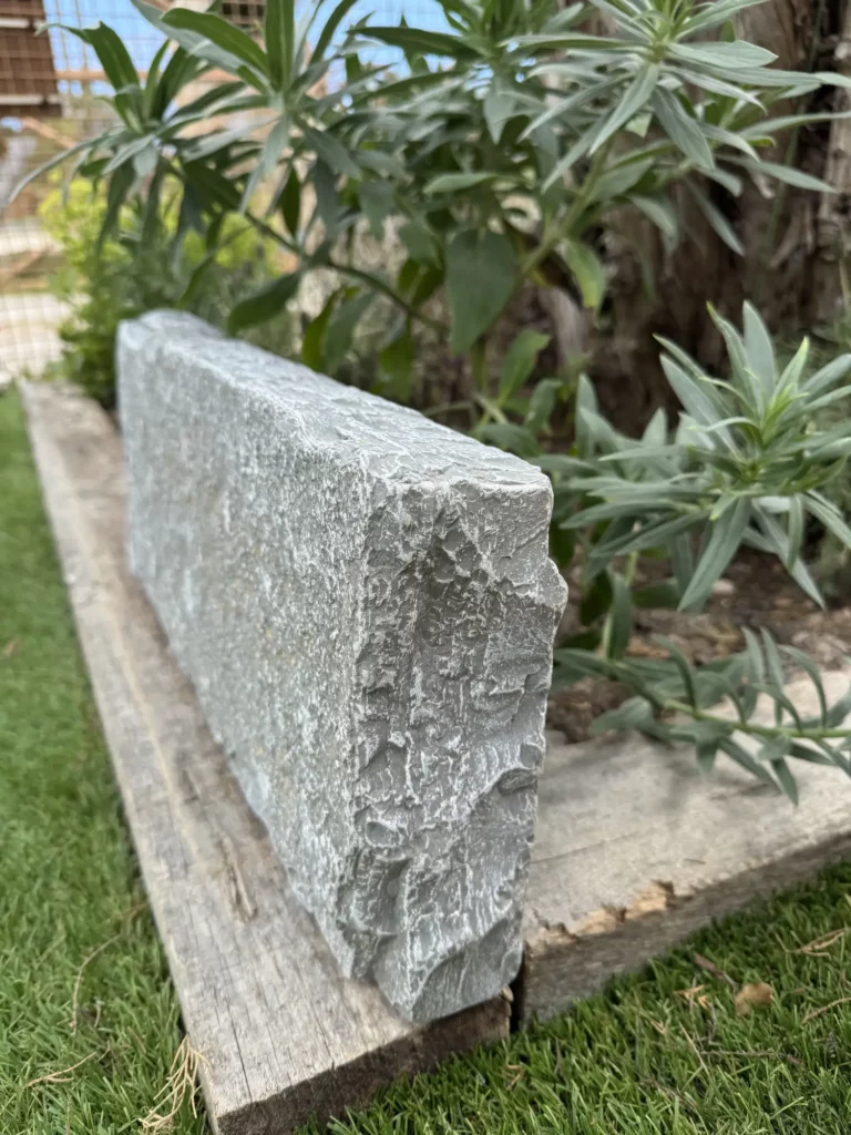 bordure en pierre naturelle Luserne façade en pierre www.mineralstones.fr Nice Cannes Antibes