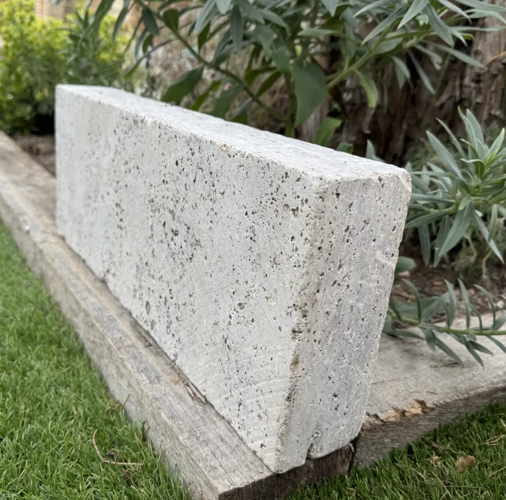 bordure en pierre naturelle Travertin Silver bordure de jardin www.mineralstones.fr Nice Cannes Antibes