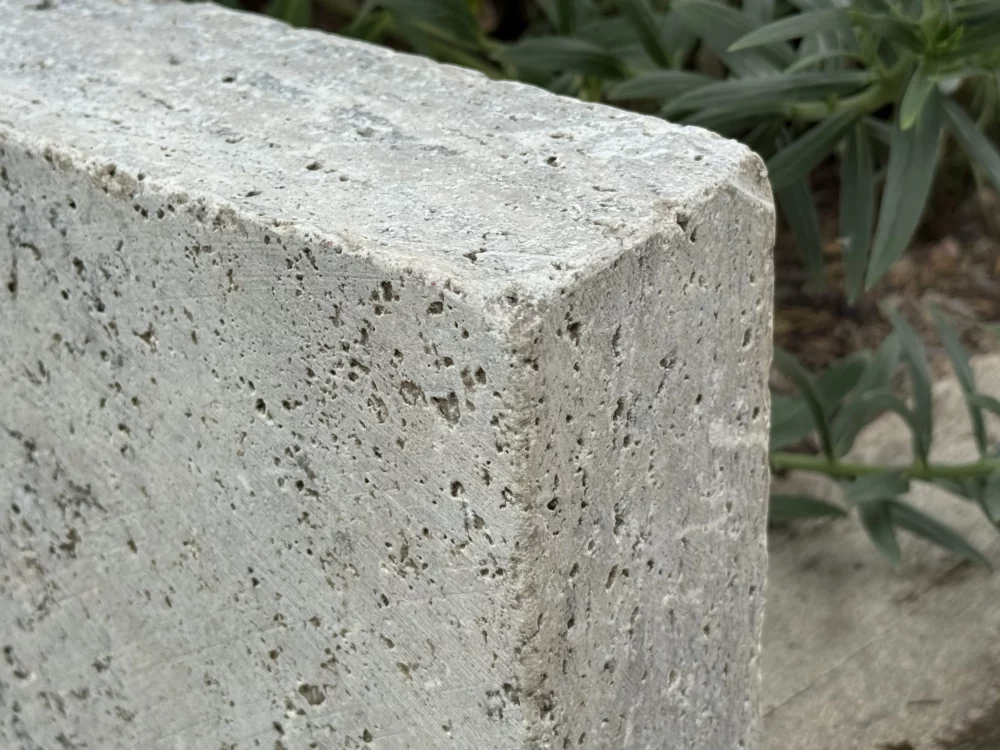 bordure en pierre naturelle www.mineralstones.fr Nice Cannes Antibes Cagnes-sur-Mer