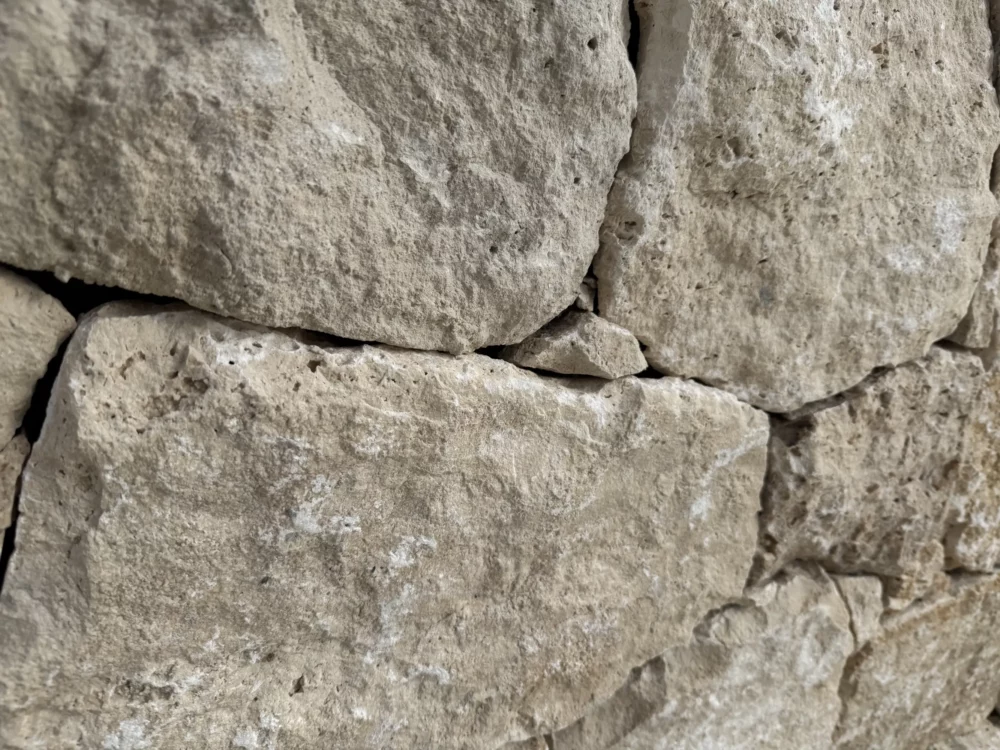 mur en pierre façade en pierre naturelle pierre de parement mur extérieur mur intérieur sans joint ou avec joint mortier www.mineralstones.fr Nice Cannes Antibes Cagnes-sur-Mer