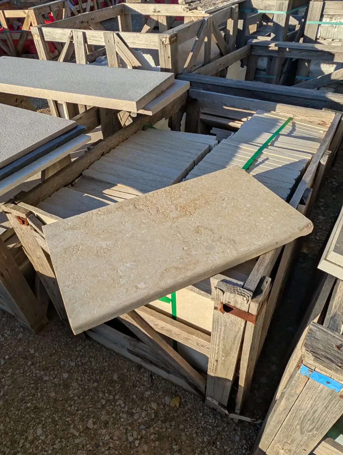 seuil en pierre naturelle margelle de piscine en pierre naturelle dalle en pierre Selena pierre égypte lot destockage www.mineralstones.fr Nice Cannes Antibes Cagnes-sur-Mer